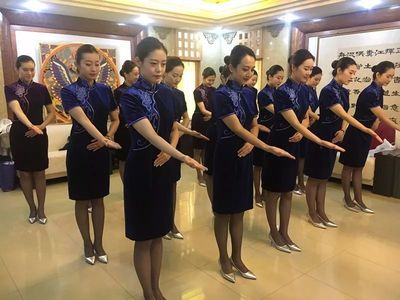 提升禮儀素養(yǎng)，樹立職業(yè)形象 山航空乘助力全國質(zhì)量管理小組活動(dòng)40周年紀(jì)念大會(huì)